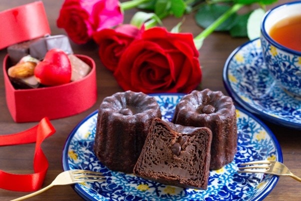 Canelé served on a plate.