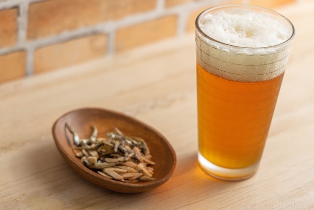 Beer with snack food (Kozakana Almond))